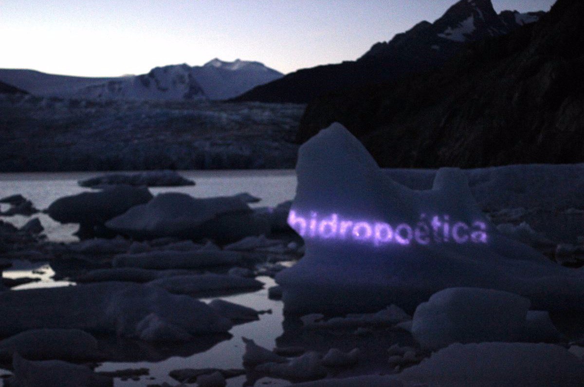 proyección del nombre de la obra (Hidropoética) sobre el glaciar Grey en 2013