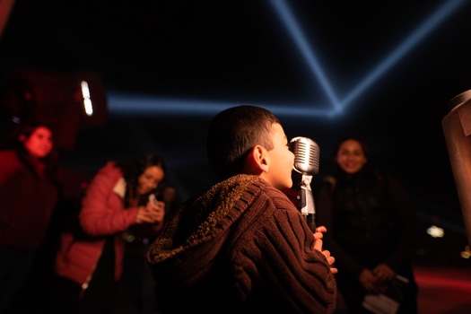 Un niño comunicándose con una persona del otro lado de la frontera