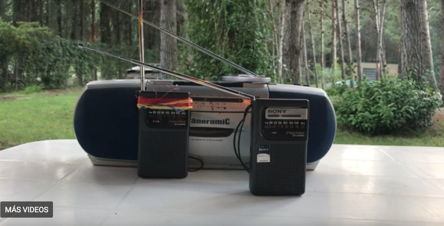 radios AM posicionadas una al lado de otra, en la configuración de modulación de sus campos electromagnéticos