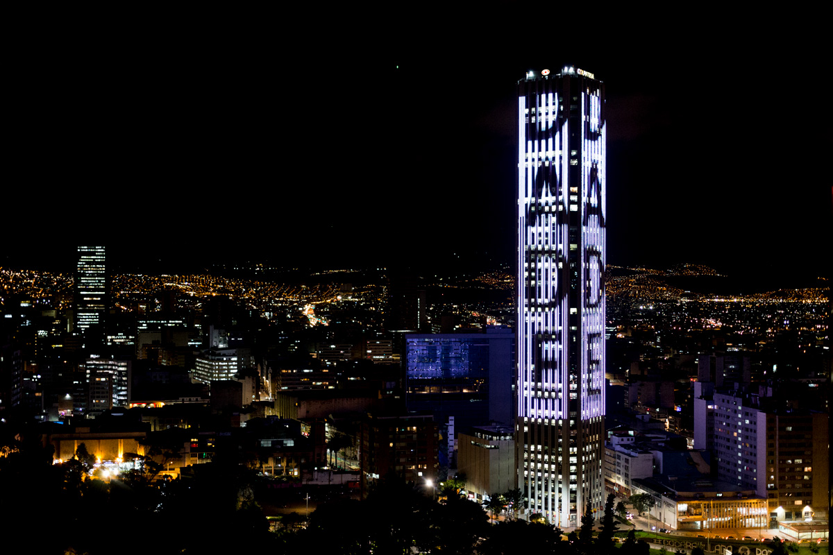 Totem Edificio iluminado con la palabra "DADE" de noche.