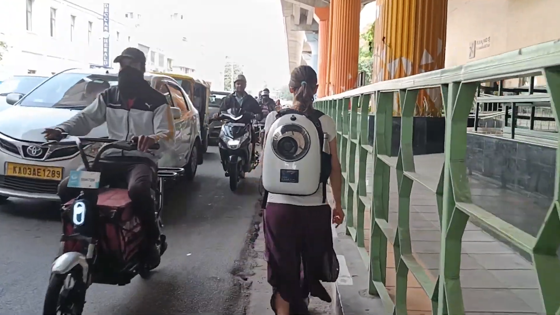 Mochila que recolecta partículas del aire y visualiza la contaminación.